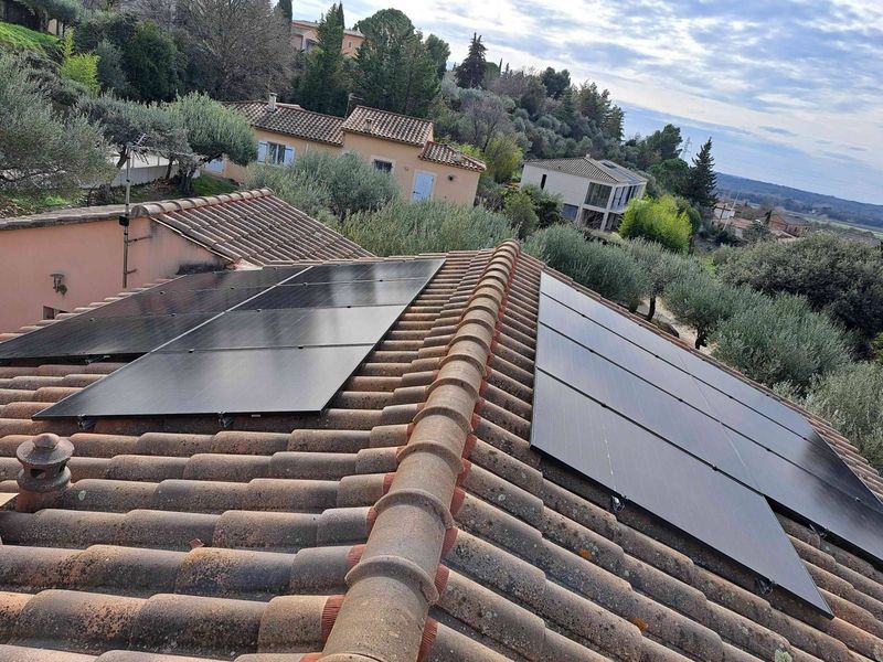 Installateur de panneaux solaires photovoltaïques RECOM près d'Uzès dans le gard, 30