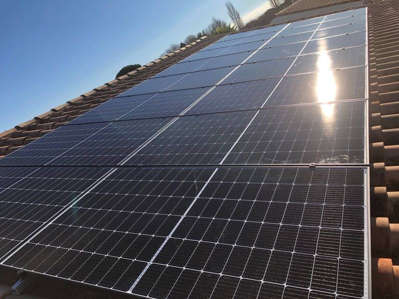 Installation de panneaux photovoltaïques sur le toit d'une maison à Uzès dans le Gard
